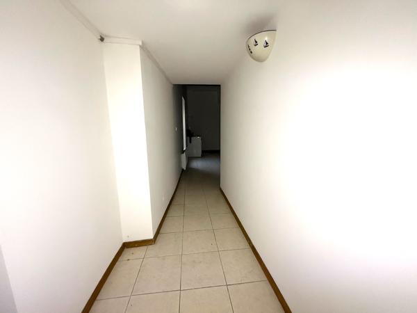 Sainte Livrade sur Lot, appartement de 55 m² en triplex comprenant en rez-de-chaussée entrée et pièce de vie, au 1er étage, une première pièce à usage de chambre avec sa salle d'eau et WC, au 2ème étage, une grande pièce de vie. Chauffage électrique, doub , Sainte livrade sur lot