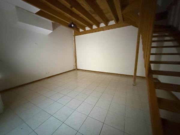 Sainte Livrade sur Lot, appartement de 55 m² en triplex comprenant en rez-de-chaussée entrée et pièce de vie, au 1er étage, une première pièce à usage de chambre avec sa salle d'eau et WC, au 2ème étage, une grande pièce de vie. Chauffage électrique, doub , Sainte livrade sur lot