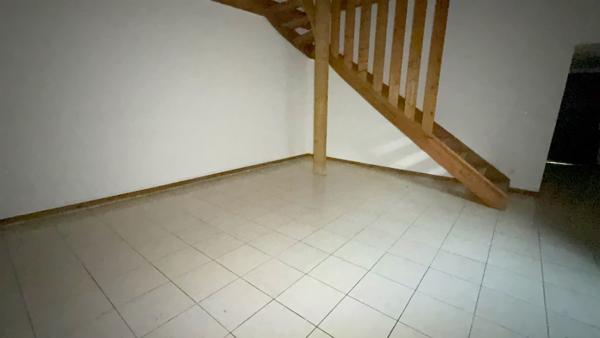 Sainte Livrade sur Lot, appartement de 55 m² en triplex comprenant en rez-de-chaussée entrée et pièce de vie, au 1er étage, une première pièce à usage de chambre avec sa salle d'eau et WC, au 2ème étage, une grande pièce de vie. Chauffage électrique, doub , Sainte livrade sur lot