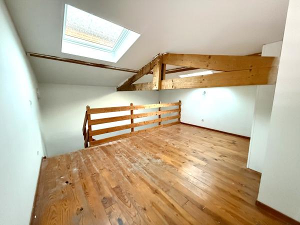 Sainte Livrade sur Lot, appartement de 55 m² en triplex comprenant en rez-de-chaussée entrée et pièce de vie, au 1er étage, une première pièce à usage de chambre avec sa salle d'eau et WC, au 2ème étage, une grande pièce de vie. Chauffage électrique, doub , Sainte livrade sur lot