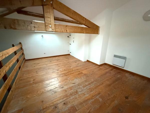 Sainte Livrade sur Lot, appartement de 55 m² en triplex comprenant en rez-de-chaussée entrée et pièce de vie, au 1er étage, une première pièce à usage de chambre avec sa salle d'eau et WC, au 2ème étage, une grande pièce de vie. Chauffage électrique, doub , Sainte livrade sur lot