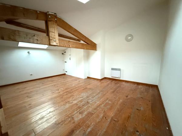 Sainte Livrade sur Lot, appartement de 55 m² en triplex comprenant en rez-de-chaussée entrée et pièce de vie, au 1er étage, une première pièce à usage de chambre avec sa salle d'eau et WC, au 2ème étage, une grande pièce de vie. Chauffage électrique, doub , Sainte livrade sur lot