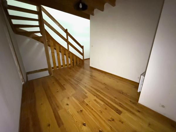 Sainte Livrade sur Lot, appartement de 55 m² en triplex comprenant en rez-de-chaussée entrée et pièce de vie, au 1er étage, une première pièce à usage de chambre avec sa salle d'eau et WC, au 2ème étage, une grande pièce de vie. Chauffage électrique, doub , Sainte livrade sur lot