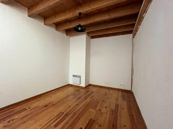 Sainte Livrade sur Lot, appartement de 55 m² en triplex comprenant en rez-de-chaussée entrée et pièce de vie, au 1er étage, une première pièce à usage de chambre avec sa salle d'eau et WC, au 2ème étage, une grande pièce de vie. Chauffage électrique, doub , Sainte livrade sur lot