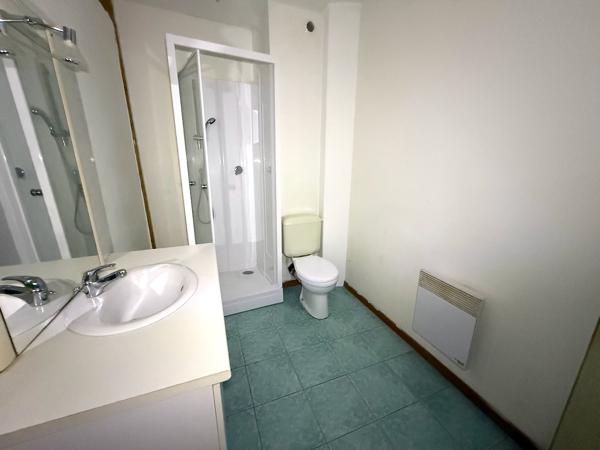 Sainte Livrade sur Lot, appartement de 55 m² en triplex comprenant en rez-de-chaussée entrée et pièce de vie, au 1er étage, une première pièce à usage de chambre avec sa salle d'eau et WC, au 2ème étage, une grande pièce de vie. Chauffage électrique, doub , Sainte livrade sur lot