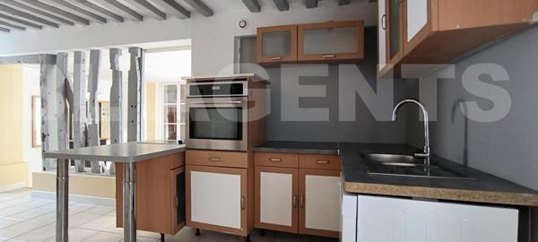 Crèvecœur en Auge au pied des commerces