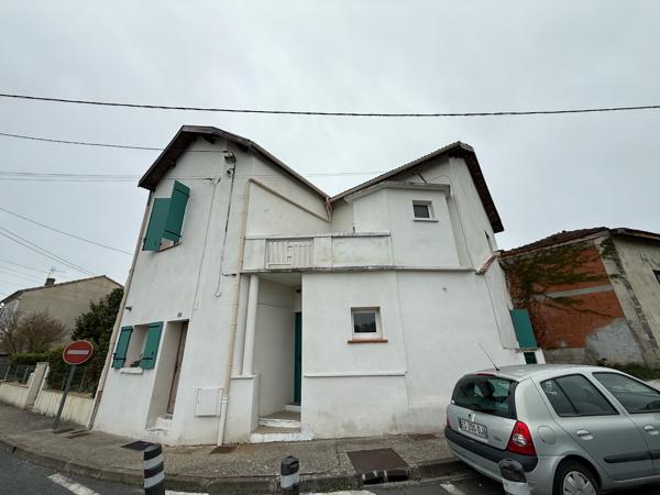 Vous cherchez un investissement locatif ? Cet immeuble composé de 2 appartements de type 3 de 71m2 et 63m2. Un est loué 450€ dont 20€ de charge et un autre appartement était loué 460€. Loyer potentiel annuel : 10 920€/an. Chauffage au gaz, double vitrage , Villeneuve sur lot