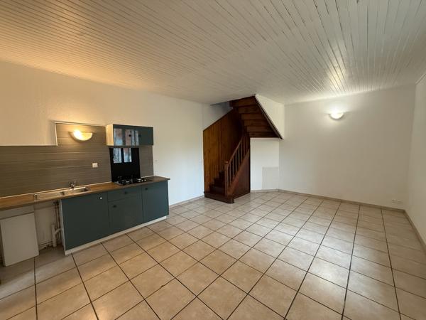 Vous cherchez un investissement locatif ? Cet immeuble composé de 2 appartements de type 3 de 71m2 et 63m2. Un est loué 450€ dont 20€ de charge et un autre appartement était loué 460€. Loyer potentiel annuel : 10 920€/an. Chauffage au gaz, double vitrage , Villeneuve sur lot