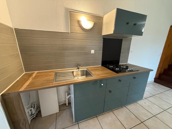 Vous cherchez un investissement locatif ? Cet immeuble composé de 2 appartements de type 3 de 71m2 et 63m2. Un est loué 450€ dont 20€ de charge et un autre appartement était loué 460€. Loyer potentiel annuel : 10 920€/an. Chauffage au gaz, double vitrage , Villeneuve sur lot