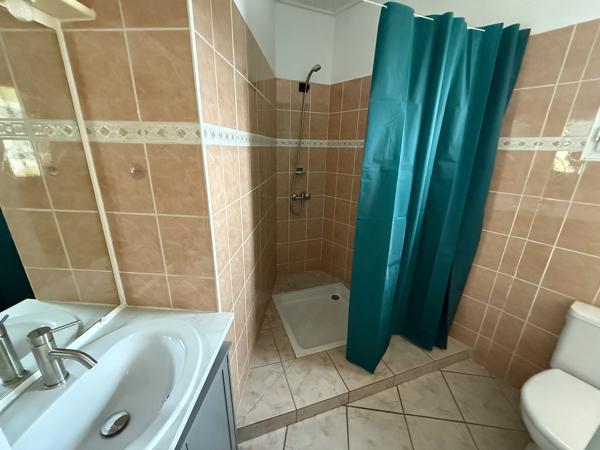 Vous cherchez un investissement locatif ? Cet immeuble composé de 2 appartements de type 3 de 71m2 et 63m2. Un est loué 450€ dont 20€ de charge et un autre appartement était loué 460€. Loyer potentiel annuel : 10 920€/an. Chauffage au gaz, double vitrage , Villeneuve sur lot