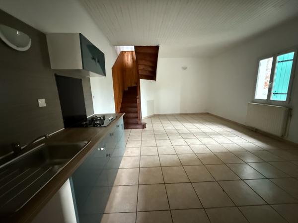 Vous cherchez un investissement locatif ? Cet immeuble composé de 2 appartements de type 3 de 71m2 et 63m2. Un est loué 450€ dont 20€ de charge et un autre appartement était loué 460€. Loyer potentiel annuel : 10 920€/an. Chauffage au gaz, double vitrage , Villeneuve sur lot