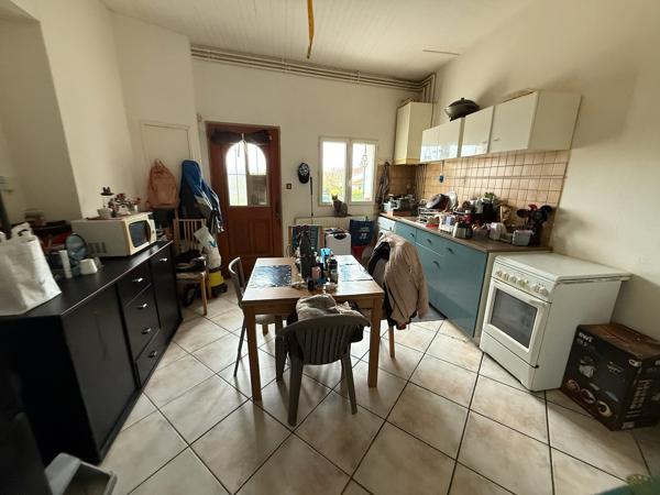 Vous cherchez un investissement locatif ? Cet immeuble composé de 2 appartements de type 3 de 71m2 et 63m2. Un est loué 450€ dont 20€ de charge et un autre appartement était loué 460€. Loyer potentiel annuel : 10 920€/an. Chauffage au gaz, double vitrage , Villeneuve sur lot