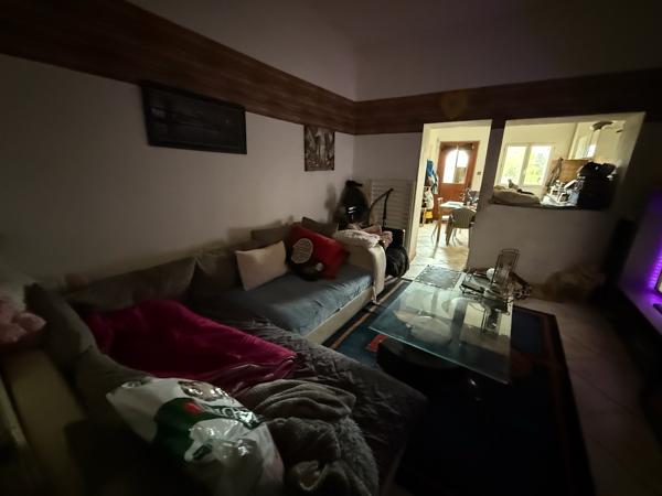 Vous cherchez un investissement locatif ? Cet immeuble composé de 2 appartements de type 3 de 71m2 et 63m2. Un est loué 450€ dont 20€ de charge et un autre appartement était loué 460€. Loyer potentiel annuel : 10 920€/an. Chauffage au gaz, double vitrage , Villeneuve sur lot