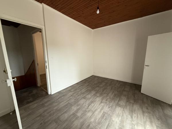Vous cherchez un investissement locatif ? Cet immeuble composé de 2 appartements de type 3 de 71m2 et 63m2. Un est loué 450€ dont 20€ de charge et un autre appartement était loué 460€. Loyer potentiel annuel : 10 920€/an. Chauffage au gaz, double vitrage , Villeneuve sur lot