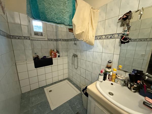 Vous cherchez un investissement locatif ? Cet immeuble composé de 2 appartements de type 3 de 71m2 et 63m2. Un est loué 450€ dont 20€ de charge et un autre appartement était loué 460€. Loyer potentiel annuel : 10 920€/an. Chauffage au gaz, double vitrage , Villeneuve sur lot