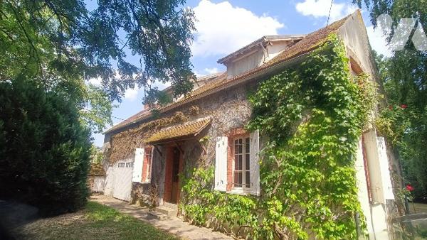 Lorrez-le-Bocage, maison à rafraichir de 141 m², 6  pièces, garage, chaufferie,  1200 m² de jardin.
