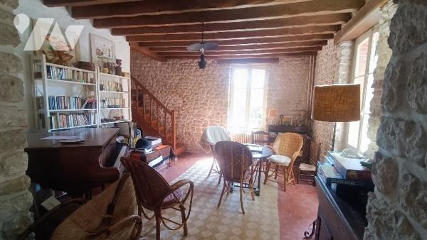 Lorrez-le-Bocage, maison à rafraichir de 141 m², 6  pièces, garage, chaufferie,  1200 m² de jardin.