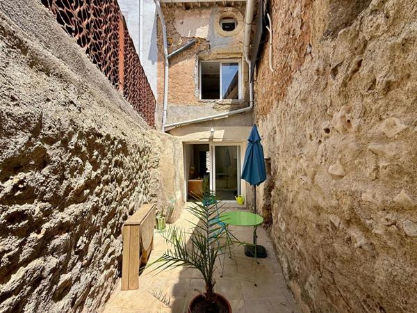 Maison avec appartement, garage et cour à Puisserguier