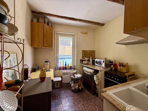 Maison avec appartement, garage et cour à Puisserguier