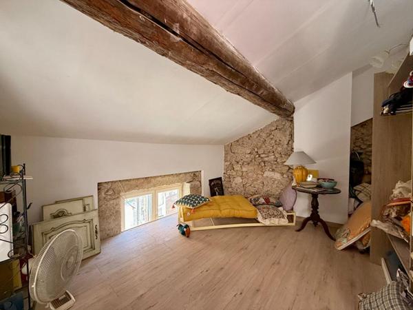 Maison avec appartement, garage et cour à Puisserguier