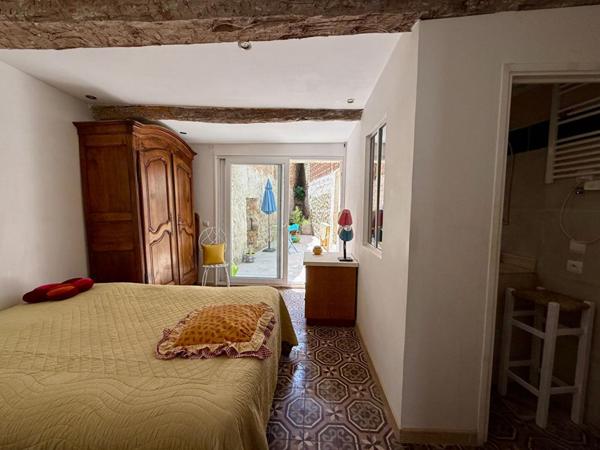 Maison avec appartement, garage et cour à Puisserguier