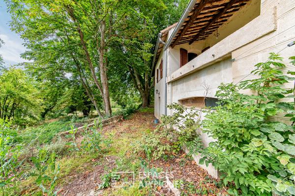Domaine somptueux de 2,5 hectares et ses bâtisses du 19e siècle à réhabiliter