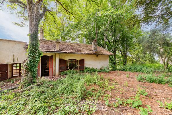 Domaine somptueux de 2,5 hectares et ses bâtisses du 19e siècle à réhabiliter