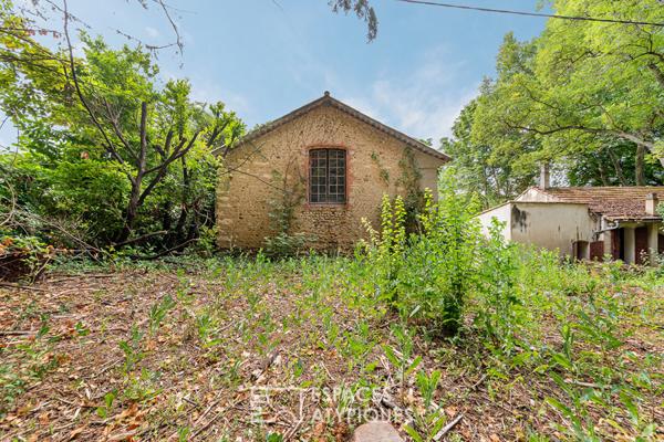 Domaine somptueux de 2,5 hectares et ses bâtisses du 19e siècle à réhabiliter