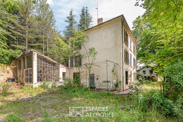 Domaine somptueux de 2,5 hectares et ses bâtisses du 19e siècle à réhabiliter