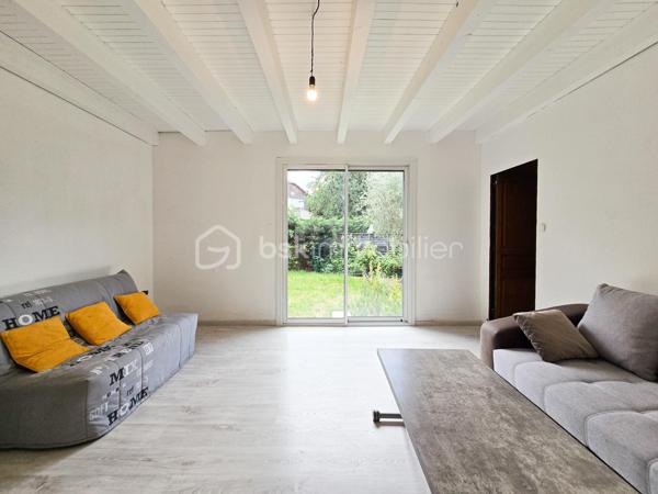 À Pontcharra, Rue des Glycines, découvrez cet appartement T3 de 76,03 m², situé en rez-de-chaussée d’une petite copropriété, avec un atout rare : un jardin privatif d’environ 440 m².

L’appartement se compose d’une entrée, d’une agréable pièce de vie avec salon, salle à manger et cuisine, de deux chambres, d’une salle de bains, de toilettes et de plusieurs rangements.

La pièce de vie bénéficie d’un accès direct au jardin, offrant un cadre idéal pour profiter des beaux jours, recevoir, jardiner ou aménager un espace détente.

Le bien dispose également d’un garage privatif, de deux caves et d’un abri de jardin.

Côté confort, vous profiterez notamment d’un poêle à granulés installé en 2018, de menuiseries aluminium double vitrage et de volets roulants.

Situé à proximité des commerces, écoles, services et de la gare, ce bien conviendra parfaitement à une famille, à un premier achat ou à des acquéreurs recherchant les avantages d’une maison avec le budget et la simplicité d’un appartement.

Des travaux de rafraichissement sont à prévoir.

LES POINTS FORTS :
76,03 m² habitables
2 chambres
Jardin privatif d’environ 440 m²
Garage
Deux caves
Rez-de-chaussée
Chauffage par poêle à granulés
Assainissement collectif
Taxe foncière connue : 735 €, montant à actualiser
Performance énergétique
Pas de frais de copropriété

DPE : E – 270 kWh/m²/an
GES : B – 8 kg CO₂/m²/an

Prix de vente : 230 000 € honoraires inclus, dont 8 000 € TTC d’honoraires à la charge du vendeur.

Un bien rare sur le secteur, offrant de beaux volumes, de nombreuses annexes et un extérieur exceptionnel pour un appartement.

À découvrir rapidement.