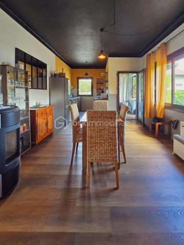 À Pontcharra, Rue des Glycines, découvrez cet appartement T3 de 76,03 m², situé en rez-de-chaussée d’une petite copropriété, avec un atout rare : un jardin privatif d’environ 440 m².

L’appartement se compose d’une entrée, d’une agréable pièce de vie avec salon, salle à manger et cuisine, de deux chambres, d’une salle de bains, de toilettes et de plusieurs rangements.

La pièce de vie bénéficie d’un accès direct au jardin, offrant un cadre idéal pour profiter des beaux jours, recevoir, jardiner ou aménager un espace détente.

Le bien dispose également d’un garage privatif, de deux caves et d’un abri de jardin.

Côté confort, vous profiterez notamment d’un poêle à granulés installé en 2018, de menuiseries aluminium double vitrage et de volets roulants.

Situé à proximité des commerces, écoles, services et de la gare, ce bien conviendra parfaitement à une famille, à un premier achat ou à des acquéreurs recherchant les avantages d’une maison avec le budget et la simplicité d’un appartement.

Des travaux de rafraichissement sont à prévoir.

LES POINTS FORTS :
76,03 m² habitables
2 chambres
Jardin privatif d’environ 440 m²
Garage
Deux caves
Rez-de-chaussée
Chauffage par poêle à granulés
Assainissement collectif
Taxe foncière connue : 735 €, montant à actualiser
Performance énergétique
Pas de frais de copropriété

DPE : E – 270 kWh/m²/an
GES : B – 8 kg CO₂/m²/an

Prix de vente : 230 000 € honoraires inclus, dont 8 000 € TTC d’honoraires à la charge du vendeur.

Un bien rare sur le secteur, offrant de beaux volumes, de nombreuses annexes et un extérieur exceptionnel pour un appartement.

À découvrir rapidement.