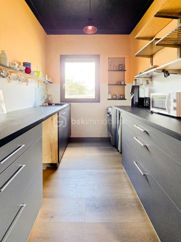 À Pontcharra, Rue des Glycines, découvrez cet appartement T3 de 76,03 m², situé en rez-de-chaussée d’une petite copropriété, avec un atout rare : un jardin privatif d’environ 440 m².

L’appartement se compose d’une entrée, d’une agréable pièce de vie avec salon, salle à manger et cuisine, de deux chambres, d’une salle de bains, de toilettes et de plusieurs rangements.

La pièce de vie bénéficie d’un accès direct au jardin, offrant un cadre idéal pour profiter des beaux jours, recevoir, jardiner ou aménager un espace détente.

Le bien dispose également d’un garage privatif, de deux caves et d’un abri de jardin.

Côté confort, vous profiterez notamment d’un poêle à granulés installé en 2018, de menuiseries aluminium double vitrage et de volets roulants.

Situé à proximité des commerces, écoles, services et de la gare, ce bien conviendra parfaitement à une famille, à un premier achat ou à des acquéreurs recherchant les avantages d’une maison avec le budget et la simplicité d’un appartement.

Des travaux de rafraichissement sont à prévoir.

LES POINTS FORTS :
76,03 m² habitables
2 chambres
Jardin privatif d’environ 440 m²
Garage
Deux caves
Rez-de-chaussée
Chauffage par poêle à granulés
Assainissement collectif
Taxe foncière connue : 735 €, montant à actualiser
Performance énergétique
Pas de frais de copropriété

DPE : E – 270 kWh/m²/an
GES : B – 8 kg CO₂/m²/an

Prix de vente : 230 000 € honoraires inclus, dont 8 000 € TTC d’honoraires à la charge du vendeur.

Un bien rare sur le secteur, offrant de beaux volumes, de nombreuses annexes et un extérieur exceptionnel pour un appartement.

À découvrir rapidement.