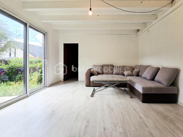 À Pontcharra, Rue des Glycines, découvrez cet appartement T3 de 76,03 m², situé en rez-de-chaussée d’une petite copropriété, avec un atout rare : un jardin privatif d’environ 440 m².

L’appartement se compose d’une entrée, d’une agréable pièce de vie avec salon, salle à manger et cuisine, de deux chambres, d’une salle de bains, de toilettes et de plusieurs rangements.

La pièce de vie bénéficie d’un accès direct au jardin, offrant un cadre idéal pour profiter des beaux jours, recevoir, jardiner ou aménager un espace détente.

Le bien dispose également d’un garage privatif, de deux caves et d’un abri de jardin.

Côté confort, vous profiterez notamment d’un poêle à granulés installé en 2018, de menuiseries aluminium double vitrage et de volets roulants.

Situé à proximité des commerces, écoles, services et de la gare, ce bien conviendra parfaitement à une famille, à un premier achat ou à des acquéreurs recherchant les avantages d’une maison avec le budget et la simplicité d’un appartement.

Des travaux de rafraichissement sont à prévoir.

LES POINTS FORTS :
76,03 m² habitables
2 chambres
Jardin privatif d’environ 440 m²
Garage
Deux caves
Rez-de-chaussée
Chauffage par poêle à granulés
Assainissement collectif
Taxe foncière connue : 735 €, montant à actualiser
Performance énergétique
Pas de frais de copropriété

DPE : E – 270 kWh/m²/an
GES : B – 8 kg CO₂/m²/an

Prix de vente : 230 000 € honoraires inclus, dont 8 000 € TTC d’honoraires à la charge du vendeur.

Un bien rare sur le secteur, offrant de beaux volumes, de nombreuses annexes et un extérieur exceptionnel pour un appartement.

À découvrir rapidement.