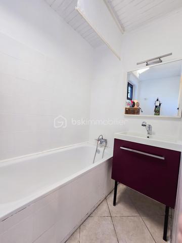 À Pontcharra, Rue des Glycines, découvrez cet appartement T3 de 76,03 m², situé en rez-de-chaussée d’une petite copropriété, avec un atout rare : un jardin privatif d’environ 440 m².

L’appartement se compose d’une entrée, d’une agréable pièce de vie avec salon, salle à manger et cuisine, de deux chambres, d’une salle de bains, de toilettes et de plusieurs rangements.

La pièce de vie bénéficie d’un accès direct au jardin, offrant un cadre idéal pour profiter des beaux jours, recevoir, jardiner ou aménager un espace détente.

Le bien dispose également d’un garage privatif, de deux caves et d’un abri de jardin.

Côté confort, vous profiterez notamment d’un poêle à granulés installé en 2018, de menuiseries aluminium double vitrage et de volets roulants.

Situé à proximité des commerces, écoles, services et de la gare, ce bien conviendra parfaitement à une famille, à un premier achat ou à des acquéreurs recherchant les avantages d’une maison avec le budget et la simplicité d’un appartement.

Des travaux de rafraichissement sont à prévoir.

LES POINTS FORTS :
76,03 m² habitables
2 chambres
Jardin privatif d’environ 440 m²
Garage
Deux caves
Rez-de-chaussée
Chauffage par poêle à granulés
Assainissement collectif
Taxe foncière connue : 735 €, montant à actualiser
Performance énergétique
Pas de frais de copropriété

DPE : E – 270 kWh/m²/an
GES : B – 8 kg CO₂/m²/an

Prix de vente : 230 000 € honoraires inclus, dont 8 000 € TTC d’honoraires à la charge du vendeur.

Un bien rare sur le secteur, offrant de beaux volumes, de nombreuses annexes et un extérieur exceptionnel pour un appartement.

À découvrir rapidement.