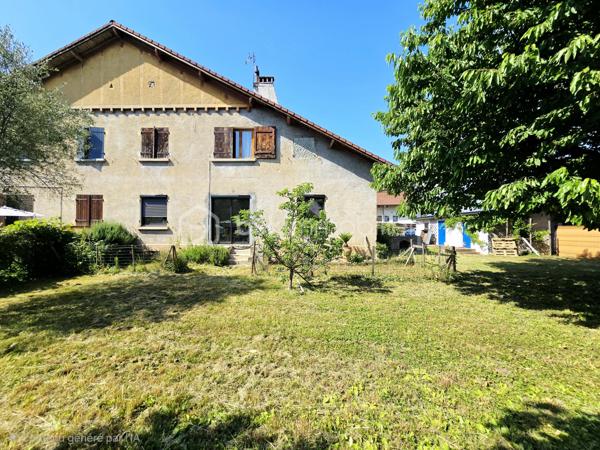 À Pontcharra, Rue des Glycines, découvrez cet appartement T3 de 76,03 m², situé en rez-de-chaussée d’une petite copropriété, avec un atout rare : un jardin privatif d’environ 440 m².

L’appartement se compose d’une entrée, d’une agréable pièce de vie avec salon, salle à manger et cuisine, de deux chambres, d’une salle de bains, de toilettes et de plusieurs rangements.

La pièce de vie bénéficie d’un accès direct au jardin, offrant un cadre idéal pour profiter des beaux jours, recevoir, jardiner ou aménager un espace détente.

Le bien dispose également d’un garage privatif, de deux caves et d’un abri de jardin.

Côté confort, vous profiterez notamment d’un poêle à granulés installé en 2018, de menuiseries aluminium double vitrage et de volets roulants.

Situé à proximité des commerces, écoles, services et de la gare, ce bien conviendra parfaitement à une famille, à un premier achat ou à des acquéreurs recherchant les avantages d’une maison avec le budget et la simplicité d’un appartement.

Des travaux de rafraichissement sont à prévoir.

LES POINTS FORTS :
76,03 m² habitables
2 chambres
Jardin privatif d’environ 440 m²
Garage
Deux caves
Rez-de-chaussée
Chauffage par poêle à granulés
Assainissement collectif
Taxe foncière connue : 735 €, montant à actualiser
Performance énergétique
Pas de frais de copropriété

DPE : E – 270 kWh/m²/an
GES : B – 8 kg CO₂/m²/an

Prix de vente : 230 000 € honoraires inclus, dont 8 000 € TTC d’honoraires à la charge du vendeur.

Un bien rare sur le secteur, offrant de beaux volumes, de nombreuses annexes et un extérieur exceptionnel pour un appartement.

À découvrir rapidement.