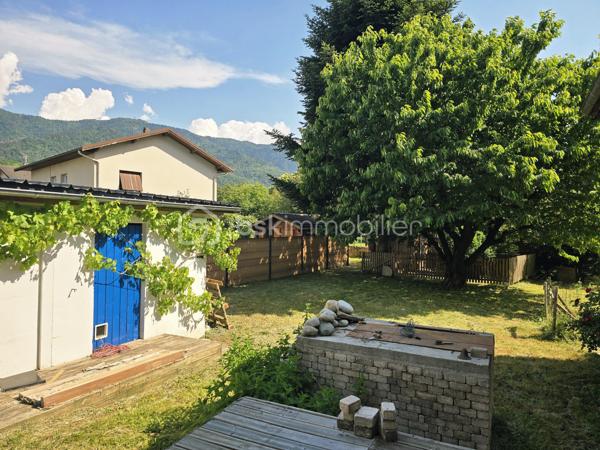 À Pontcharra, Rue des Glycines, découvrez cet appartement T3 de 76,03 m², situé en rez-de-chaussée d’une petite copropriété, avec un atout rare : un jardin privatif d’environ 440 m².

L’appartement se compose d’une entrée, d’une agréable pièce de vie avec salon, salle à manger et cuisine, de deux chambres, d’une salle de bains, de toilettes et de plusieurs rangements.

La pièce de vie bénéficie d’un accès direct au jardin, offrant un cadre idéal pour profiter des beaux jours, recevoir, jardiner ou aménager un espace détente.

Le bien dispose également d’un garage privatif, de deux caves et d’un abri de jardin.

Côté confort, vous profiterez notamment d’un poêle à granulés installé en 2018, de menuiseries aluminium double vitrage et de volets roulants.

Situé à proximité des commerces, écoles, services et de la gare, ce bien conviendra parfaitement à une famille, à un premier achat ou à des acquéreurs recherchant les avantages d’une maison avec le budget et la simplicité d’un appartement.

Des travaux de rafraichissement sont à prévoir.

LES POINTS FORTS :
76,03 m² habitables
2 chambres
Jardin privatif d’environ 440 m²
Garage
Deux caves
Rez-de-chaussée
Chauffage par poêle à granulés
Assainissement collectif
Taxe foncière connue : 735 €, montant à actualiser
Performance énergétique
Pas de frais de copropriété

DPE : E – 270 kWh/m²/an
GES : B – 8 kg CO₂/m²/an

Prix de vente : 230 000 € honoraires inclus, dont 8 000 € TTC d’honoraires à la charge du vendeur.

Un bien rare sur le secteur, offrant de beaux volumes, de nombreuses annexes et un extérieur exceptionnel pour un appartement.

À découvrir rapidement.