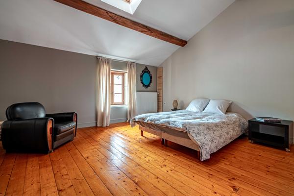 Maison de charme avec cour intérieure et cours d’eau paysager
