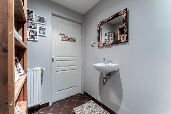 Maison de charme avec cour intérieure et cours d’eau paysager