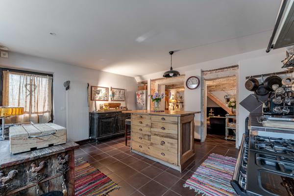 Maison de charme avec cour intérieure et cours d’eau paysager