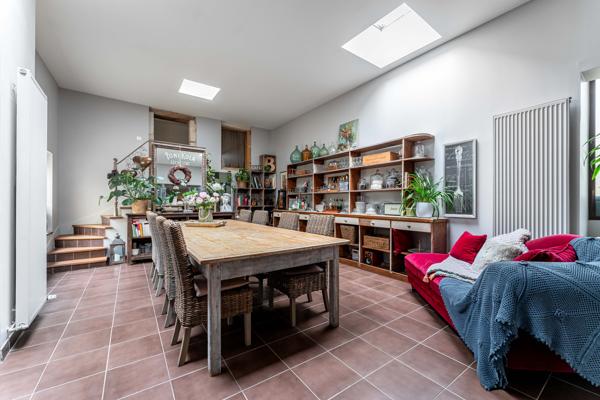 Maison de charme avec cour intérieure et cours d’eau paysager