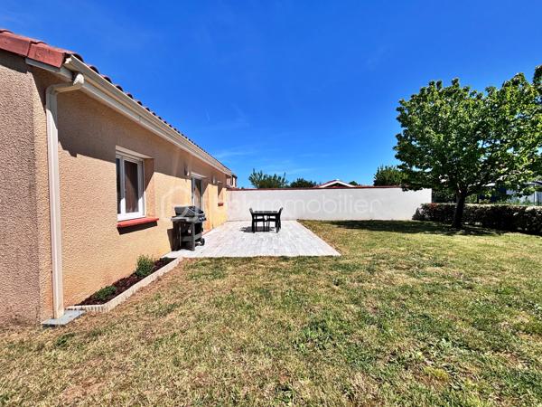 Jolie maison de plain-pied propre et entretenue, d'une surface habitable de  105 m² sur une parcelle paysagée et clôturée de 500 m². Elle est située à seulement 3 minutes de l'accès à l'autoroute et 300 mètres de la gare SNCF de Rabastens/Couffouleux, dans un quartier pavillonnaire calme.

Dès l'entrée, vous serez séduits par une spacieuse pièce de vie  de 50m², baignée de lumière, avec un vaste salon, un espace repas convivial et une cuisine ouverte, agrémentée de son îlot central. Dans le prolongement, un cellier/buanderie qui apporte un confort au quotidien.

L'entrée dispose également d'un WC indépendant ainsi que de placards de rangement intégrés. Une première chambre avec placard aménagé complète cette partie de la maison.

L'espace nuit se compose de deux chambres supplémentaires, toutes deux équipées de placards aménagés, ainsi qu'une belle salle de bains comprenant à la fois une baignoire et une douche à l'italienne.

À l'extérieur, vous profiterez d'une grande terrasse tournée vers le jardin. Le terrain,  clos et soigneusement paysagé, accueille également un grand cabanon métallique, parfait pour le stockage ou le matériel de jardin.

La maison se veut économique avec sa clim réversible, son chauffe eau thermodynamique et ses panneaux solaires. 
Ne tardez pas à la visiter !

Vidéo Disponible !