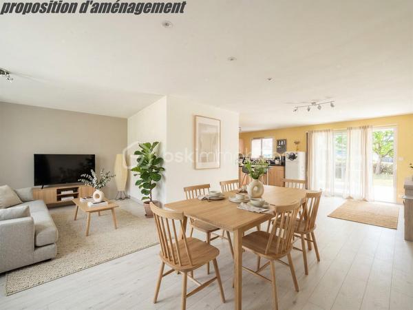 Jolie maison de plain-pied propre et entretenue, d'une surface habitable de  105 m² sur une parcelle paysagée et clôturée de 500 m². Elle est située à seulement 3 minutes de l'accès à l'autoroute et 300 mètres de la gare SNCF de Rabastens/Couffouleux, dans un quartier pavillonnaire calme.

Dès l'entrée, vous serez séduits par une spacieuse pièce de vie  de 50m², baignée de lumière, avec un vaste salon, un espace repas convivial et une cuisine ouverte, agrémentée de son îlot central. Dans le prolongement, un cellier/buanderie qui apporte un confort au quotidien.

L'entrée dispose également d'un WC indépendant ainsi que de placards de rangement intégrés. Une première chambre avec placard aménagé complète cette partie de la maison.

L'espace nuit se compose de deux chambres supplémentaires, toutes deux équipées de placards aménagés, ainsi qu'une belle salle de bains comprenant à la fois une baignoire et une douche à l'italienne.

À l'extérieur, vous profiterez d'une grande terrasse tournée vers le jardin. Le terrain,  clos et soigneusement paysagé, accueille également un grand cabanon métallique, parfait pour le stockage ou le matériel de jardin.

La maison se veut économique avec sa clim réversible, son chauffe eau thermodynamique et ses panneaux solaires. 
Ne tardez pas à la visiter !

Vidéo Disponible !