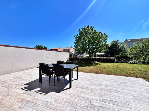 Jolie maison de plain-pied propre et entretenue, d'une surface habitable de  105 m² sur une parcelle paysagée et clôturée de 500 m². Elle est située à seulement 3 minutes de l'accès à l'autoroute et 300 mètres de la gare SNCF de Rabastens/Couffouleux, dans un quartier pavillonnaire calme.

Dès l'entrée, vous serez séduits par une spacieuse pièce de vie  de 50m², baignée de lumière, avec un vaste salon, un espace repas convivial et une cuisine ouverte, agrémentée de son îlot central. Dans le prolongement, un cellier/buanderie qui apporte un confort au quotidien.

L'entrée dispose également d'un WC indépendant ainsi que de placards de rangement intégrés. Une première chambre avec placard aménagé complète cette partie de la maison.

L'espace nuit se compose de deux chambres supplémentaires, toutes deux équipées de placards aménagés, ainsi qu'une belle salle de bains comprenant à la fois une baignoire et une douche à l'italienne.

À l'extérieur, vous profiterez d'une grande terrasse tournée vers le jardin. Le terrain,  clos et soigneusement paysagé, accueille également un grand cabanon métallique, parfait pour le stockage ou le matériel de jardin.

La maison se veut économique avec sa clim réversible, son chauffe eau thermodynamique et ses panneaux solaires. 
Ne tardez pas à la visiter !

Vidéo Disponible !