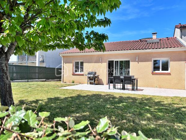 Jolie maison de plain-pied propre et entretenue, d'une surface habitable de  105 m² sur une parcelle paysagée et clôturée de 500 m². Elle est située à seulement 3 minutes de l'accès à l'autoroute et 300 mètres de la gare SNCF de Rabastens/Couffouleux, dans un quartier pavillonnaire calme.

Dès l'entrée, vous serez séduits par une spacieuse pièce de vie  de 50m², baignée de lumière, avec un vaste salon, un espace repas convivial et une cuisine ouverte, agrémentée de son îlot central. Dans le prolongement, un cellier/buanderie qui apporte un confort au quotidien.

L'entrée dispose également d'un WC indépendant ainsi que de placards de rangement intégrés. Une première chambre avec placard aménagé complète cette partie de la maison.

L'espace nuit se compose de deux chambres supplémentaires, toutes deux équipées de placards aménagés, ainsi qu'une belle salle de bains comprenant à la fois une baignoire et une douche à l'italienne.

À l'extérieur, vous profiterez d'une grande terrasse tournée vers le jardin. Le terrain,  clos et soigneusement paysagé, accueille également un grand cabanon métallique, parfait pour le stockage ou le matériel de jardin.

La maison se veut économique avec sa clim réversible, son chauffe eau thermodynamique et ses panneaux solaires. 
Ne tardez pas à la visiter !

Vidéo Disponible !