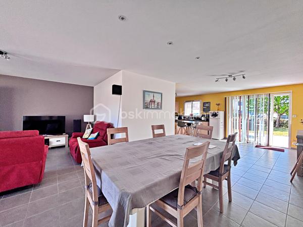 Jolie maison de plain-pied propre et entretenue, d'une surface habitable de  105 m² sur une parcelle paysagée et clôturée de 500 m². Elle est située à seulement 3 minutes de l'accès à l'autoroute et 300 mètres de la gare SNCF de Rabastens/Couffouleux, dans un quartier pavillonnaire calme.

Dès l'entrée, vous serez séduits par une spacieuse pièce de vie  de 50m², baignée de lumière, avec un vaste salon, un espace repas convivial et une cuisine ouverte, agrémentée de son îlot central. Dans le prolongement, un cellier/buanderie qui apporte un confort au quotidien.

L'entrée dispose également d'un WC indépendant ainsi que de placards de rangement intégrés. Une première chambre avec placard aménagé complète cette partie de la maison.

L'espace nuit se compose de deux chambres supplémentaires, toutes deux équipées de placards aménagés, ainsi qu'une belle salle de bains comprenant à la fois une baignoire et une douche à l'italienne.

À l'extérieur, vous profiterez d'une grande terrasse tournée vers le jardin. Le terrain,  clos et soigneusement paysagé, accueille également un grand cabanon métallique, parfait pour le stockage ou le matériel de jardin.

La maison se veut économique avec sa clim réversible, son chauffe eau thermodynamique et ses panneaux solaires. 
Ne tardez pas à la visiter !

Vidéo Disponible !