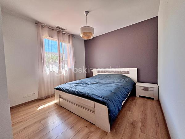 Jolie maison de plain-pied propre et entretenue, d'une surface habitable de  105 m² sur une parcelle paysagée et clôturée de 500 m². Elle est située à seulement 3 minutes de l'accès à l'autoroute et 300 mètres de la gare SNCF de Rabastens/Couffouleux, dans un quartier pavillonnaire calme.

Dès l'entrée, vous serez séduits par une spacieuse pièce de vie  de 50m², baignée de lumière, avec un vaste salon, un espace repas convivial et une cuisine ouverte, agrémentée de son îlot central. Dans le prolongement, un cellier/buanderie qui apporte un confort au quotidien.

L'entrée dispose également d'un WC indépendant ainsi que de placards de rangement intégrés. Une première chambre avec placard aménagé complète cette partie de la maison.

L'espace nuit se compose de deux chambres supplémentaires, toutes deux équipées de placards aménagés, ainsi qu'une belle salle de bains comprenant à la fois une baignoire et une douche à l'italienne.

À l'extérieur, vous profiterez d'une grande terrasse tournée vers le jardin. Le terrain,  clos et soigneusement paysagé, accueille également un grand cabanon métallique, parfait pour le stockage ou le matériel de jardin.

La maison se veut économique avec sa clim réversible, son chauffe eau thermodynamique et ses panneaux solaires. 
Ne tardez pas à la visiter !

Vidéo Disponible !