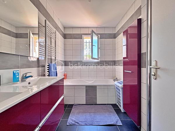 Jolie maison de plain-pied propre et entretenue, d'une surface habitable de  105 m² sur une parcelle paysagée et clôturée de 500 m². Elle est située à seulement 3 minutes de l'accès à l'autoroute et 300 mètres de la gare SNCF de Rabastens/Couffouleux, dans un quartier pavillonnaire calme.

Dès l'entrée, vous serez séduits par une spacieuse pièce de vie  de 50m², baignée de lumière, avec un vaste salon, un espace repas convivial et une cuisine ouverte, agrémentée de son îlot central. Dans le prolongement, un cellier/buanderie qui apporte un confort au quotidien.

L'entrée dispose également d'un WC indépendant ainsi que de placards de rangement intégrés. Une première chambre avec placard aménagé complète cette partie de la maison.

L'espace nuit se compose de deux chambres supplémentaires, toutes deux équipées de placards aménagés, ainsi qu'une belle salle de bains comprenant à la fois une baignoire et une douche à l'italienne.

À l'extérieur, vous profiterez d'une grande terrasse tournée vers le jardin. Le terrain,  clos et soigneusement paysagé, accueille également un grand cabanon métallique, parfait pour le stockage ou le matériel de jardin.

La maison se veut économique avec sa clim réversible, son chauffe eau thermodynamique et ses panneaux solaires. 
Ne tardez pas à la visiter !

Vidéo Disponible !