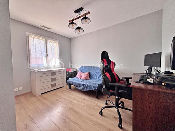 Jolie maison de plain-pied propre et entretenue, d'une surface habitable de  105 m² sur une parcelle paysagée et clôturée de 500 m². Elle est située à seulement 3 minutes de l'accès à l'autoroute et 300 mètres de la gare SNCF de Rabastens/Couffouleux, dans un quartier pavillonnaire calme.

Dès l'entrée, vous serez séduits par une spacieuse pièce de vie  de 50m², baignée de lumière, avec un vaste salon, un espace repas convivial et une cuisine ouverte, agrémentée de son îlot central. Dans le prolongement, un cellier/buanderie qui apporte un confort au quotidien.

L'entrée dispose également d'un WC indépendant ainsi que de placards de rangement intégrés. Une première chambre avec placard aménagé complète cette partie de la maison.

L'espace nuit se compose de deux chambres supplémentaires, toutes deux équipées de placards aménagés, ainsi qu'une belle salle de bains comprenant à la fois une baignoire et une douche à l'italienne.

À l'extérieur, vous profiterez d'une grande terrasse tournée vers le jardin. Le terrain,  clos et soigneusement paysagé, accueille également un grand cabanon métallique, parfait pour le stockage ou le matériel de jardin.

La maison se veut économique avec sa clim réversible, son chauffe eau thermodynamique et ses panneaux solaires. 
Ne tardez pas à la visiter !

Vidéo Disponible !
