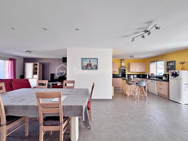 Jolie maison de plain-pied propre et entretenue, d'une surface habitable de  105 m² sur une parcelle paysagée et clôturée de 500 m². Elle est située à seulement 3 minutes de l'accès à l'autoroute et 300 mètres de la gare SNCF de Rabastens/Couffouleux, dans un quartier pavillonnaire calme.

Dès l'entrée, vous serez séduits par une spacieuse pièce de vie  de 50m², baignée de lumière, avec un vaste salon, un espace repas convivial et une cuisine ouverte, agrémentée de son îlot central. Dans le prolongement, un cellier/buanderie qui apporte un confort au quotidien.

L'entrée dispose également d'un WC indépendant ainsi que de placards de rangement intégrés. Une première chambre avec placard aménagé complète cette partie de la maison.

L'espace nuit se compose de deux chambres supplémentaires, toutes deux équipées de placards aménagés, ainsi qu'une belle salle de bains comprenant à la fois une baignoire et une douche à l'italienne.

À l'extérieur, vous profiterez d'une grande terrasse tournée vers le jardin. Le terrain,  clos et soigneusement paysagé, accueille également un grand cabanon métallique, parfait pour le stockage ou le matériel de jardin.

La maison se veut économique avec sa clim réversible, son chauffe eau thermodynamique et ses panneaux solaires. 
Ne tardez pas à la visiter !

Vidéo Disponible !