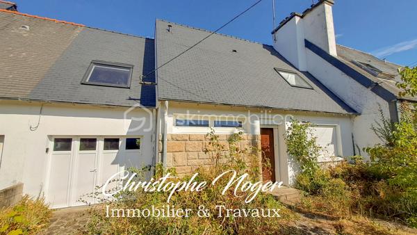 À Quimperlé, dans un secteur pavillonnaire calme et à deux pas de toutes les commodités, cette maison des années 70 n'attend plus que votre projet pour révéler tout son potentiel. Une belle opportunité pour qui souhaite créer un intérieur à son image.

Au rez-de-chaussée, l'entrée dessert un couloir menant à une salle d'eau, une cuisine indépendante et un salon/séjour lumineux qui ouvre sur une grande terrasse exposée Nord grâce à sa baie vitrée. Un WC indépendant et un accès direct au garage complètent ce niveau, le garage disposant lui-même d'une porte de service vers le jardin.
À l'étage, le couloir distribue 3 chambres, dont une avec penderie possible sous pente, ainsi qu'un grenier également sous pente, idéal pour le rangement.
A l'extérieur, on trouve une cave, accessible depuis le jardin sous la terrasse, qui offre un espace de stockage supplémentaire.

Les + de cette maison : calme, proximité des commodités, beau potentiel de rénovation, terrasse
Pour les travaux : accompagnement possible pour l'estimation et la coordination des travaux de rénovation

Vous avez le coup de cœur pour l'emplacement et l'envie de vous lancer dans un projet de rénovation ? Contactez dès maintenant Christophe Noger pour une visite !
